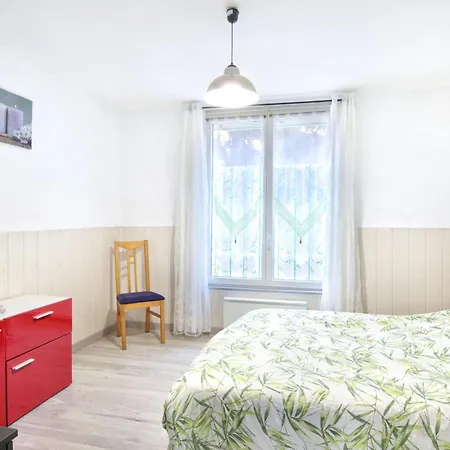 A 2 Pas De La - A 50m *