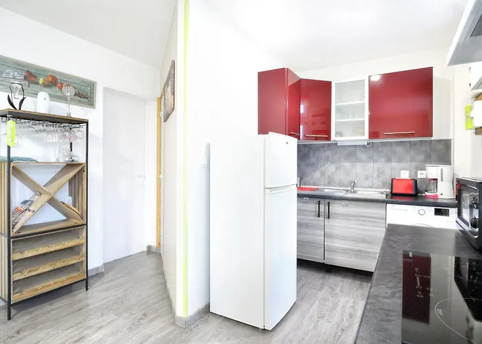 A 2 Pas De La - A 50m