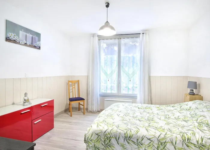 A 2 Pas De La - A 50m *