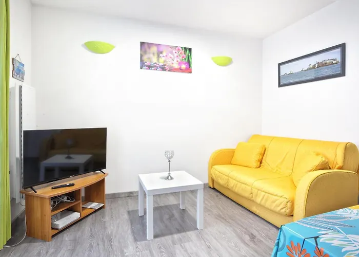 A 2 Pas De La - A 50m